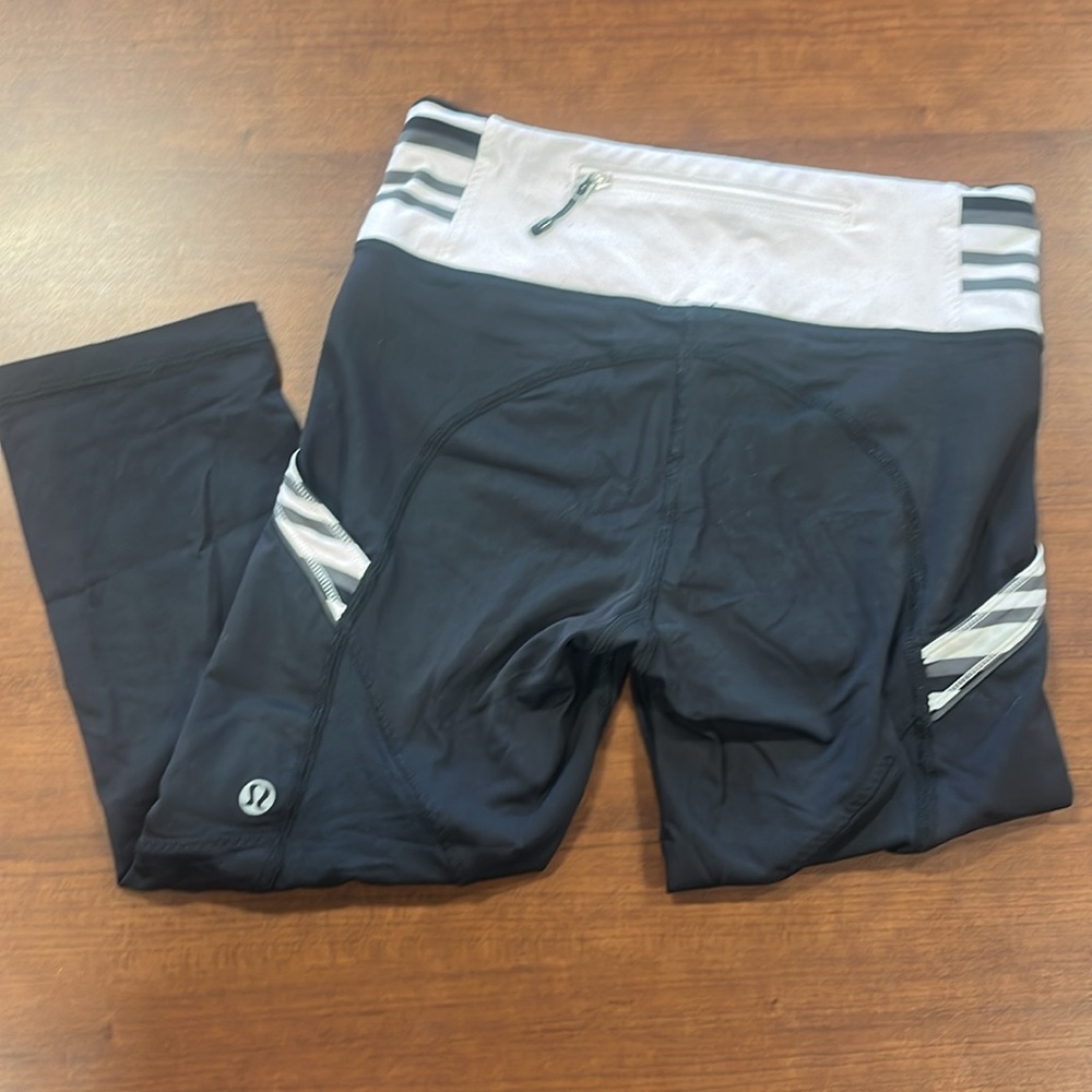Lululemon Run Pace Crop Leggings Women’s Size 2 Black White